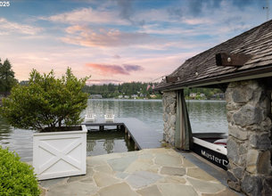 QUINTESSENTIAL OSWEGO LAKE COTTAGE